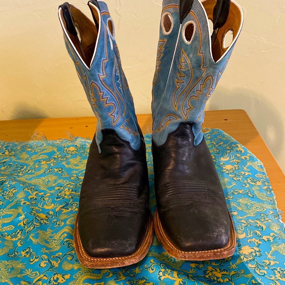 Attractive Blue and black Justin’s size 10EE